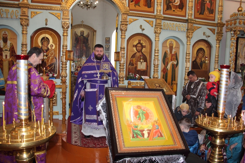 В Казанском храме совершили воскресное богослужение