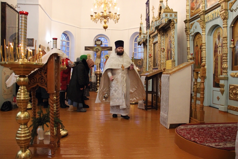 В Рождественский сочельник в Казанском храме совершили праздничное богослужение