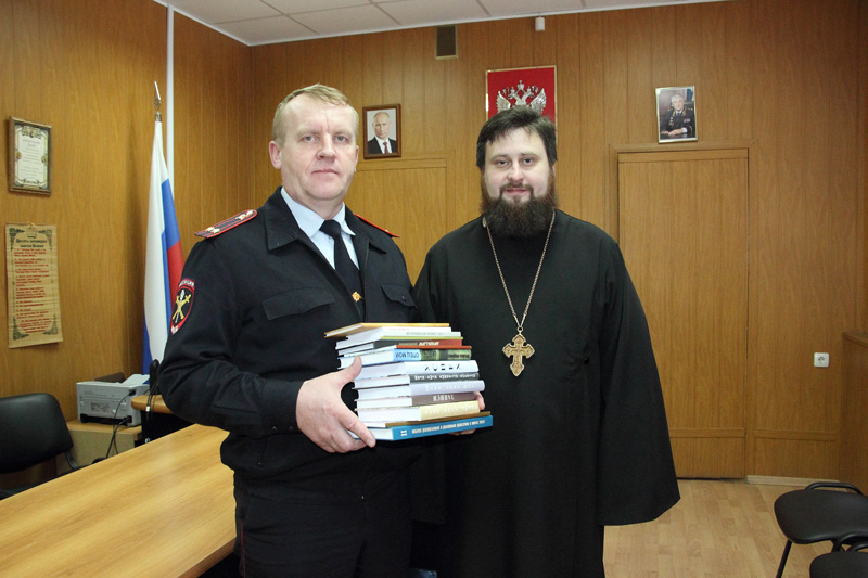 В дар библиотеке Каменского отдела полиции передана православная литература