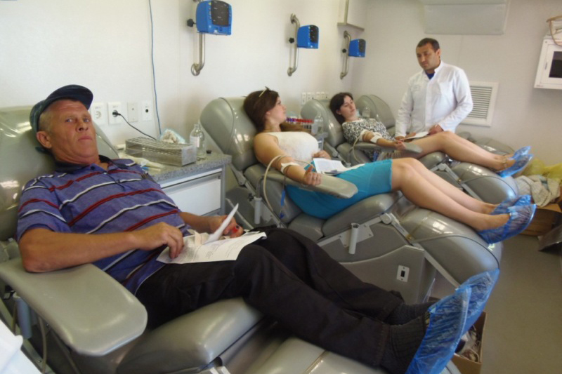 Протоиерей Сергий Чибисов с детьми и прихожане сдали донорскую кровь