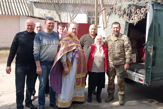 Прихожане Михайло-Архангельского храма передали гуманитарную помощь военным 