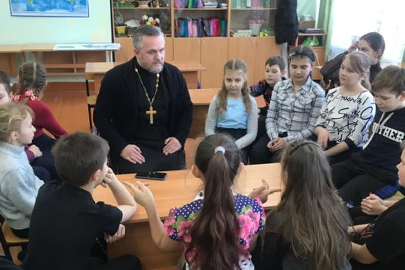 В Новой Калитве в рамках Дня православной книги прошла встреча священнослужителя и школьников