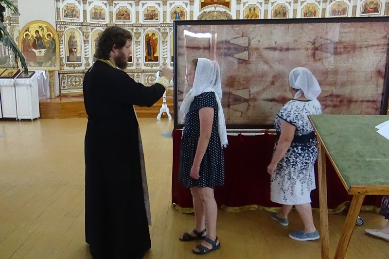 Верхнемамонцы поклонились копии полотна Туринской плащаницы