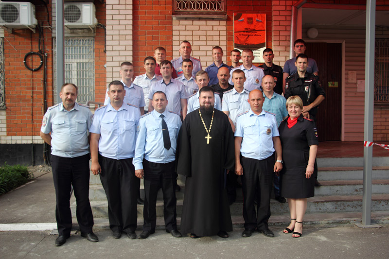 Иерей Сергий Папин поздравил представителей силовых структур Каменки с профессиональным праздником