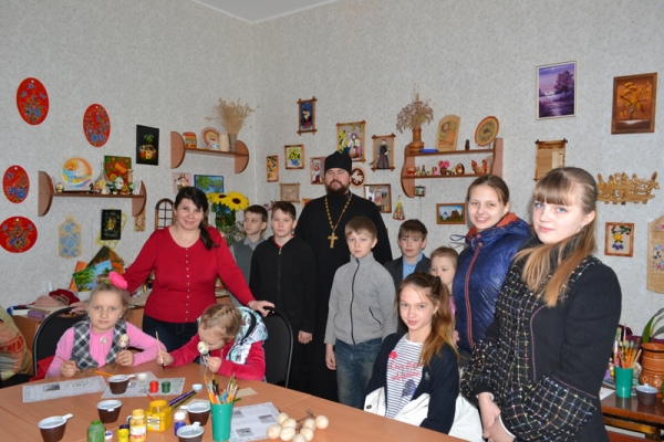 В Калачеевском благочинии прошел мастер-класс по росписи пасхальных декоративных яиц
