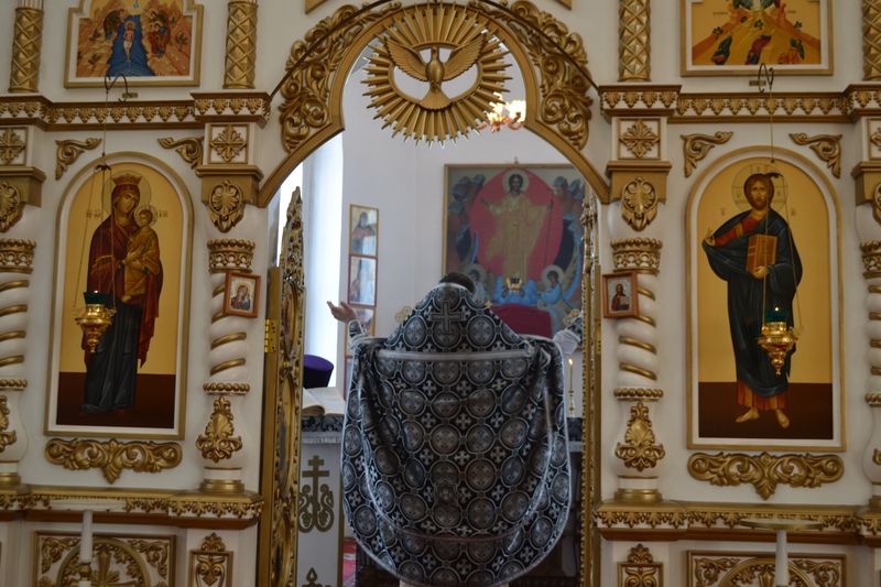 В день празднования в честь иконы Божией Матери, именуемой «Державная», в Свято-Митрофановском храме совершили великопостное богослужение