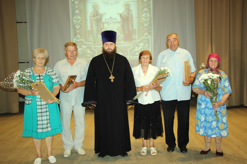 14 семейных пар-долгожительниц чествовали во Всероссийский День семьи, любви и верности в РДК