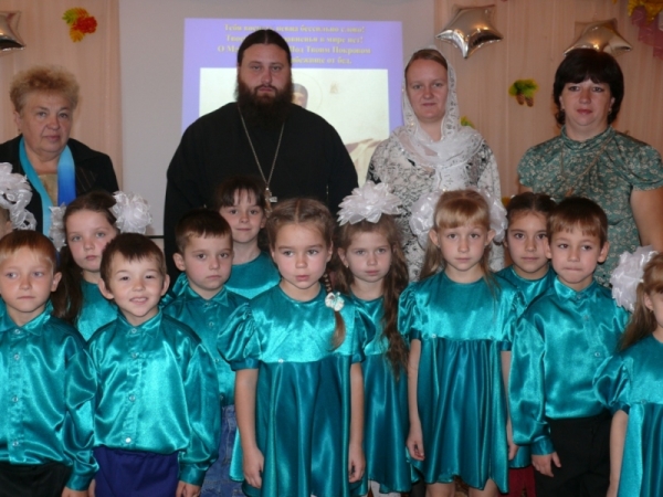 Юные артисты детского сада «Теремок» подготовил концерт, посвященный празднику «Покров Пресвятой Богородицы»