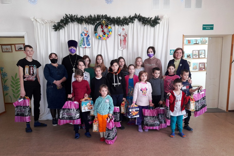 Представители благочиния поздравили с Рождеством воспитанников социально-реабилитационного центра