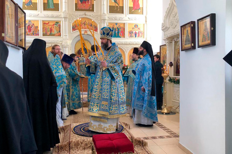 Архиерейское богослужение в Костомаровской обители