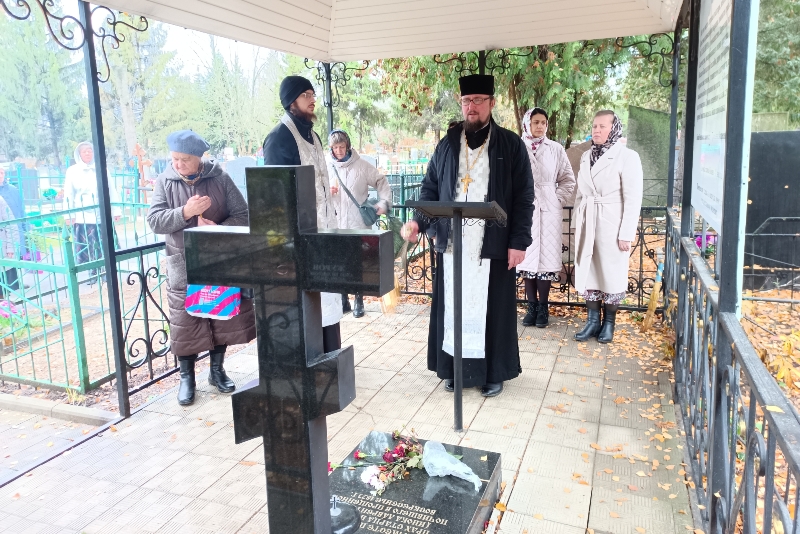 Духовенство Острогожского благочиния совершило панихиду на могиле почитаемого в народе старца Иоанна, (инока Лаврентия) Духовенство Острогожского благочиния совершило панихиду на могиле почитаемого в народе старца Иоанна, (инока Лаврентия)