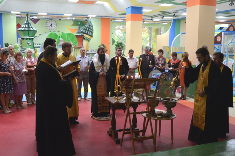 Преосвященнейший епископ Андрей совершил освящение нового детского центра «Изумрудный»