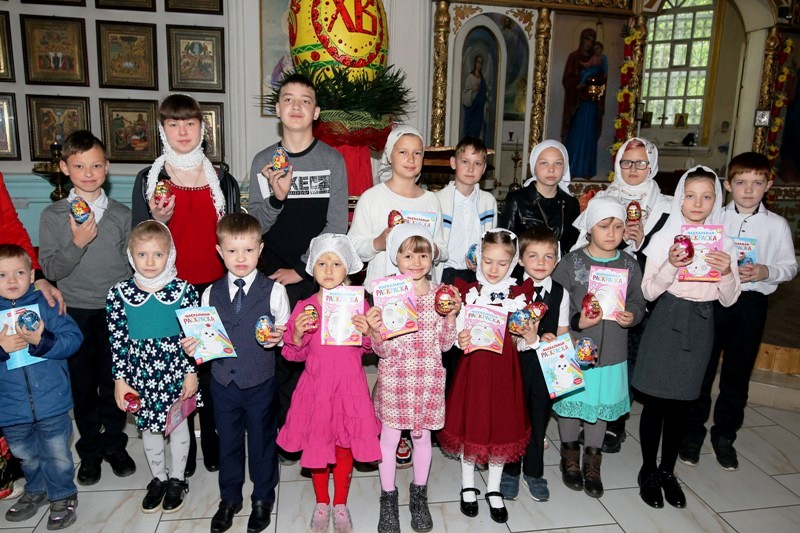 Воспитанники Воскресной школы Александро-Невского храма поздравили прихожан с праздником Пасхи