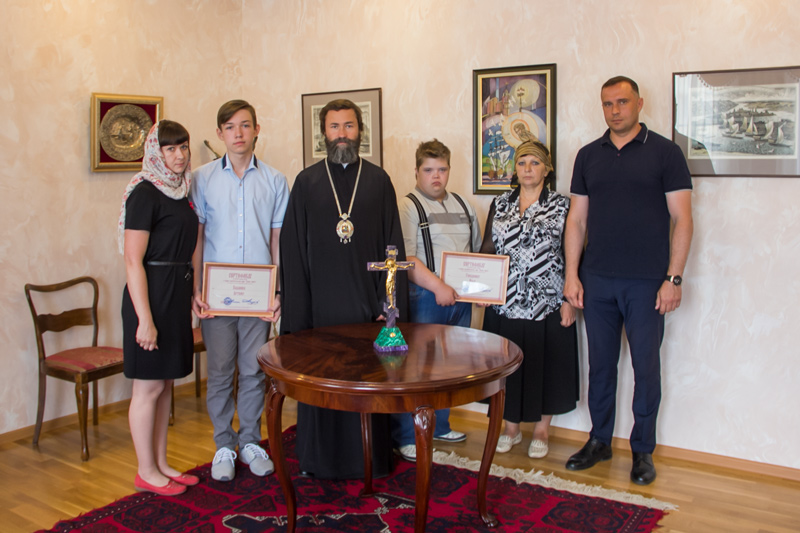 Епископ Андрей вручил материальную помощь семьям, воспитывающим тяжелобольных детей
