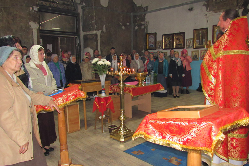Священник Димитрий Ткаченко поздравил женщин с праздником