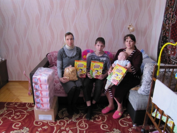 Матушка Ирина Ельчанинова посетила многодетные, малообеспеченные и неполные семьи, а также одиноких пожилых людей
