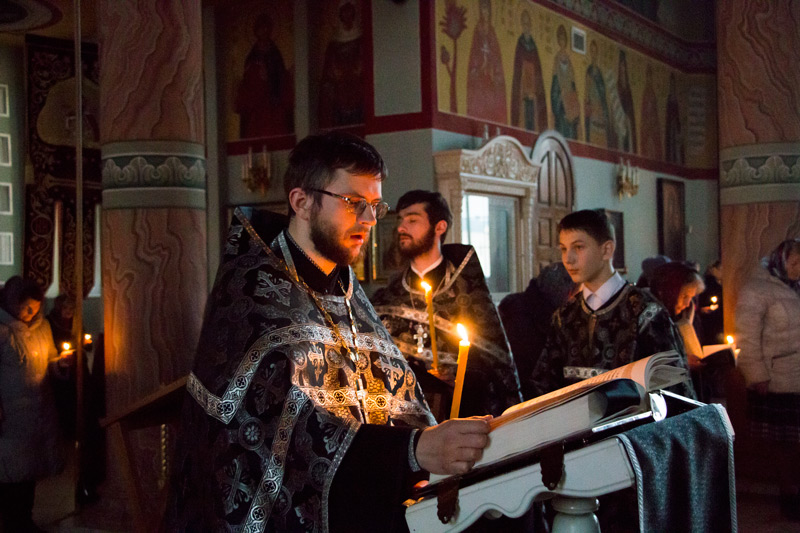 В Ильинском кафедральном соборе совершили чтение акафиста Страстям Христовым
