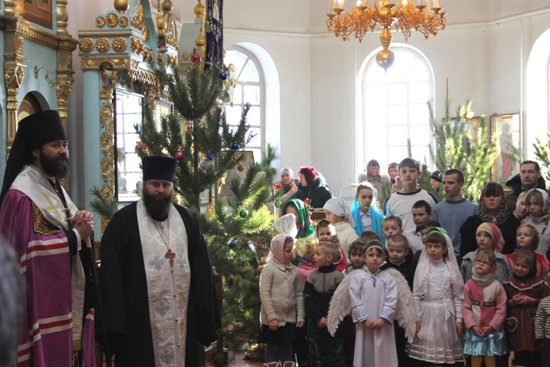 В Казанском храме пгт Каменка епископом Рососшанским и Острогожским Андреем было совершено славословие Рождеству Христову