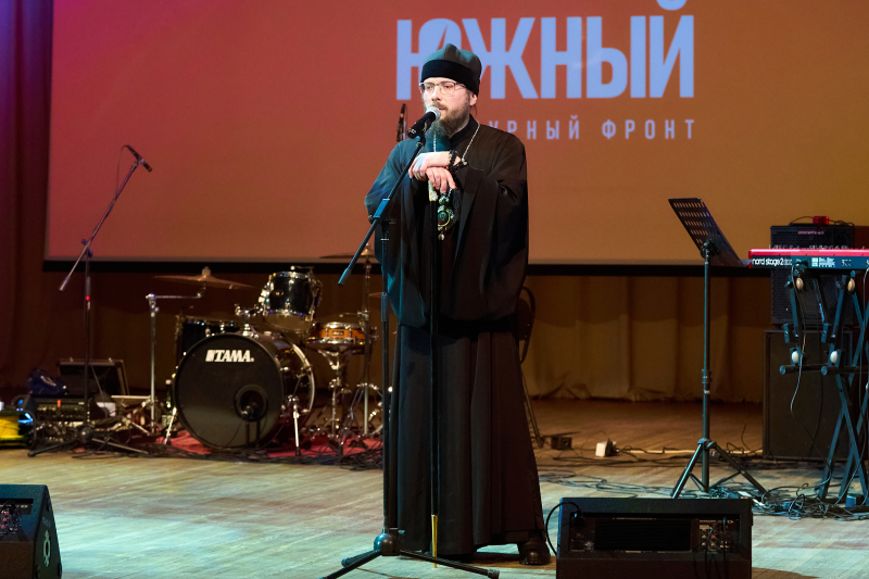 Епископ Россошанский и Острогожский Дионисий принял участие в первом концерте патриотического тура группы «Ярилов зной»