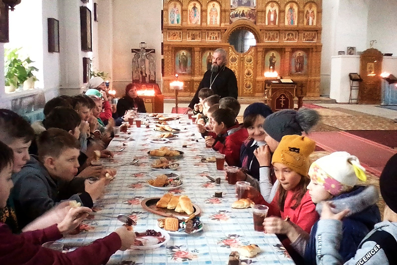 Священнослужители провели просветительские мероприятия и мастер-классы по выпечке «жаворонков» в Павловском благочинии