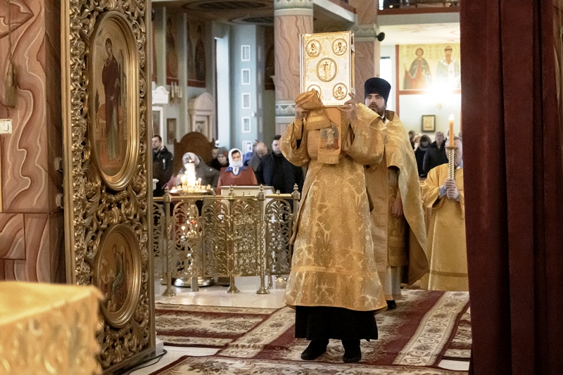 В Неделю 23-ю по Пятидесятнице в Свято-Ильинском соборе совершили воскресное богослужение и литию о погибших ДТП