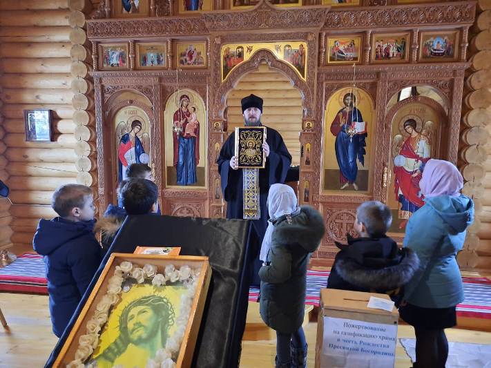 Учащиеся Нижнемамонской СОШ приняли участие в встрече, посвященной Дню православной книги