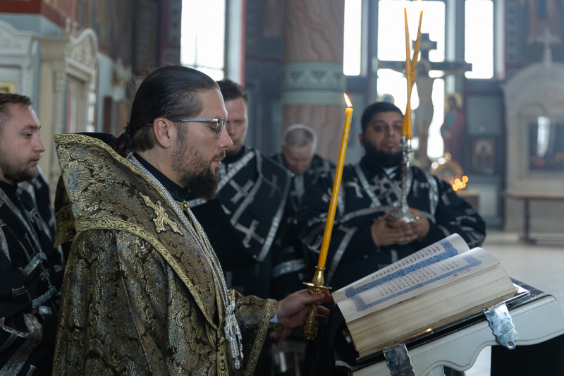 Преосвященнейший епископ Дионисий совершил уставные богослужения Великого Пятка в Ильинском соборе