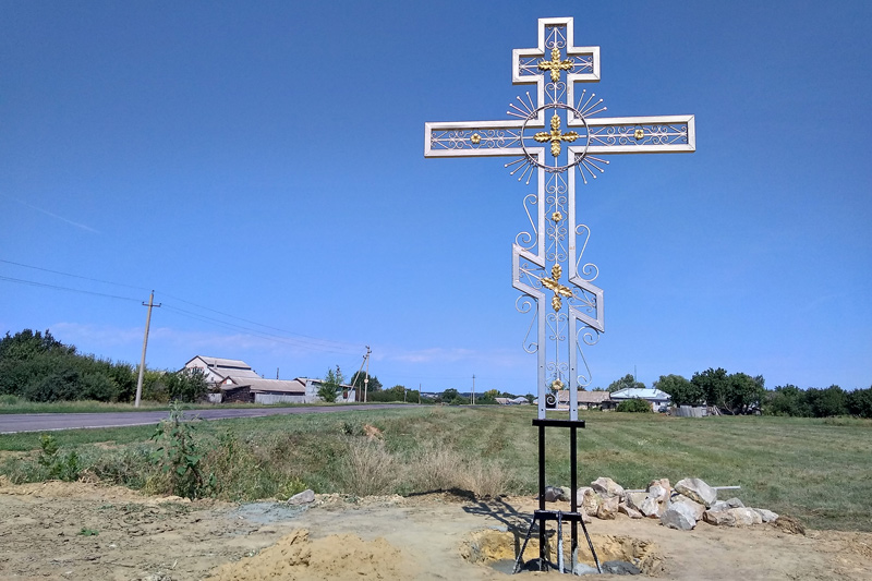 На въезде в Русскую Журавку установили поклонный крест