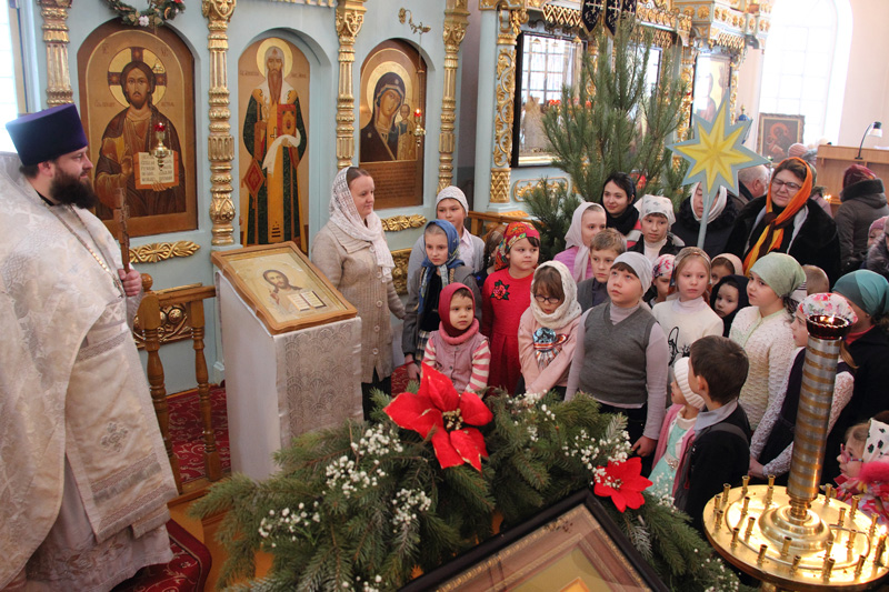 Ученики Воскресной школы поздравили прихожан с Рождеством Христовым