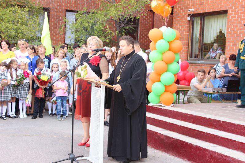 Благочинный  Богучарского церковного округа иерей Иоанн Суздальцев  поздравил школьников с Днем знаний
