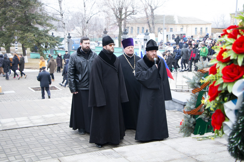 Духовенство Россошанского благочиния приняло участие в митинге, приуроченном к Дню героев Отечества