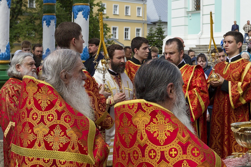 Епископ Россошанский и Острогожский Андрей возглавил в Троице-Сергиевой лавре Божественную литургию и молебен с водосвятием