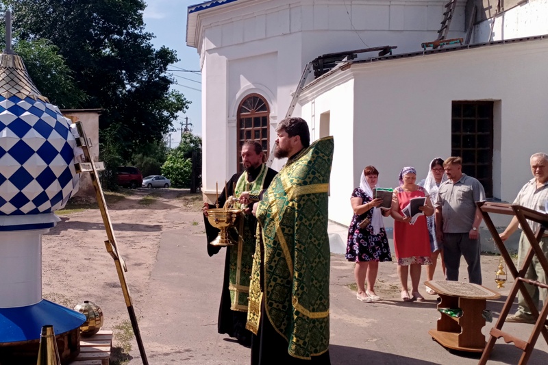 В Успенском храме совершено освящение креста и малого купола