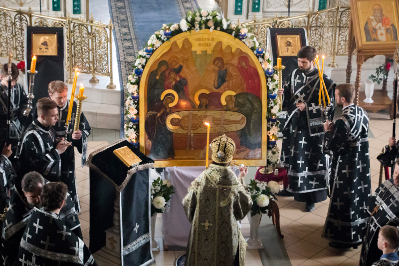 Глава Россошанской епархии совершил Чин выноса и погребения Святой Плащаницы Спасителя