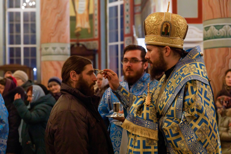 В канун праздника Сретения Господня Преосвященнейший Дионисий совершил всенощное бдение в Ильинском кафедральном соборе