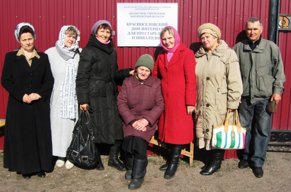 Прихожане храма Петра и Павла села Петропавловка посетили дом престарелых и инвалидов в селе Красноселовка