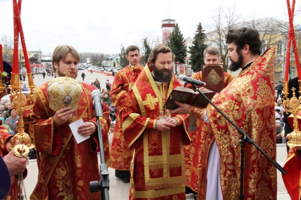 В Неделю 2-ю по Пасхе Преосвященнейший епископ Андрей совершил Литургию в храме Иоанна Воина г. Богучара