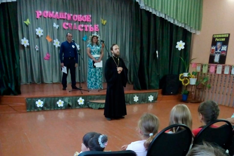 Священник поздравил хуторян с праздником Семьи, Любви и Верности