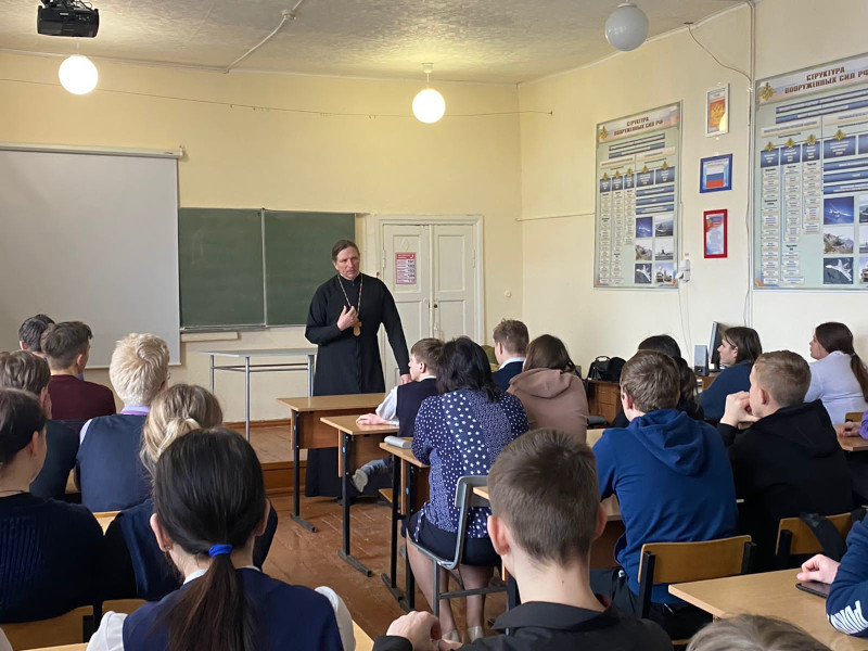 Протоиерей Валерий Желнин посетил детский сад " Сказка" и школу № 4 города Острогожска
