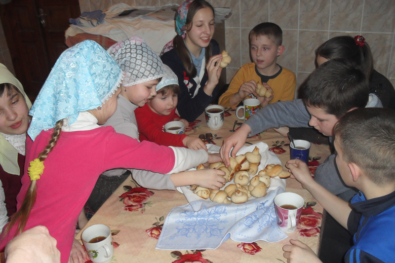 Воспитанники православного кружка «Лучик» испекли «жаворонков»