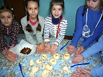 Школьники посетили АО «Россошанский элеватор» и испекли «жаворонков»