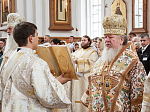 В праздник Обретения мощей святителя Митрофана, первого епископа Воронежского, у честных мощей святителя совершено торжественное архиерейское богослужение