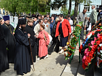 В День Победы Преосвященнейший епископ Россошанский и Острогожский Андрей принял участие в митинге посвященном Дню Победы и возложил венок и цветы на Центральной братской могиле