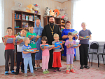 Священник передал канцелярские принадлежности в СРЦдН с. Тимирязево
