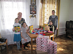 Матушка Ирина Ельчанинова посетила многодетные, малообеспеченные и неполные семьи, а также одиноких пожилых людей