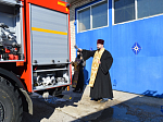 В Павловской пожарной части совершили чин освящения новой автоцистерны