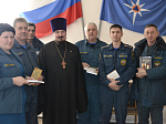 Священник передал в дар библиотекам пожарных частей православную литературу