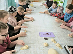 В воскресной школе имени протоиерея Николая Сильченкова прошёл мастер-класс по приготовлению жаворонков