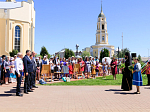 Праздник в день Святой Троицы на соборной площади