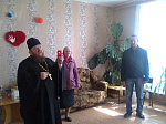 Настоятель Свято-Митрофановского храма поздравил с Пасхой пожилых и детей